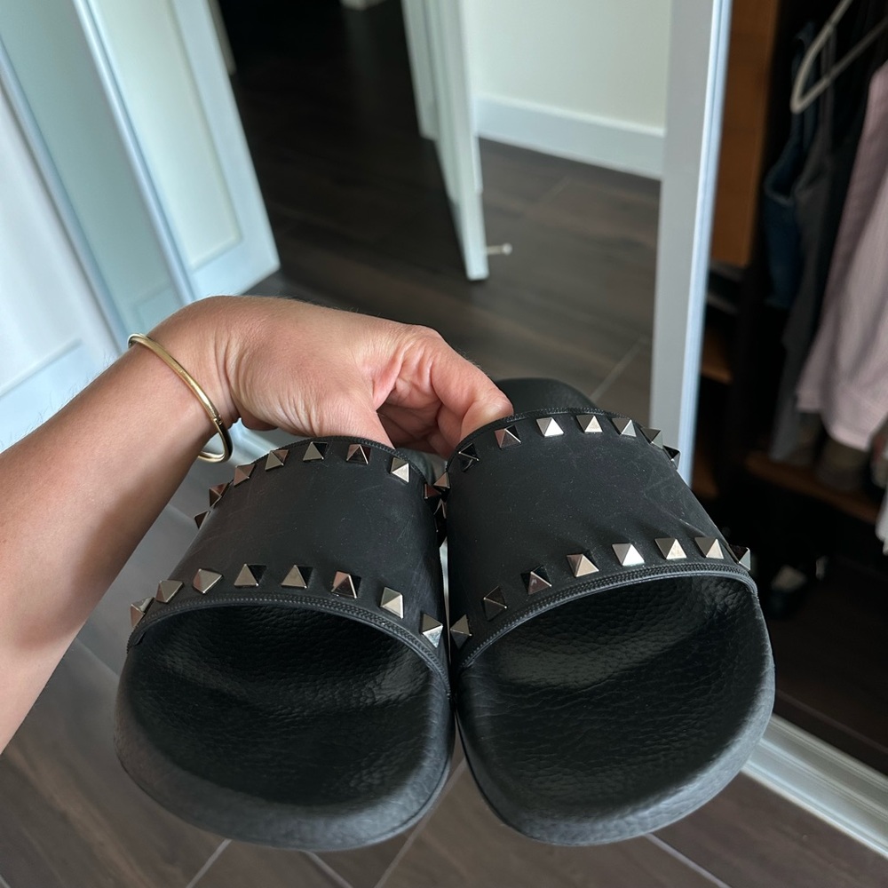 VALENTINO ROCKSTUD RUBBER SLIDER SANDAL - Picture 2 of 3